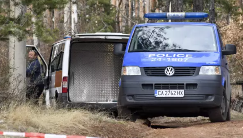 Мъж намери два трупа в къщата си във Врачанско съобщиха