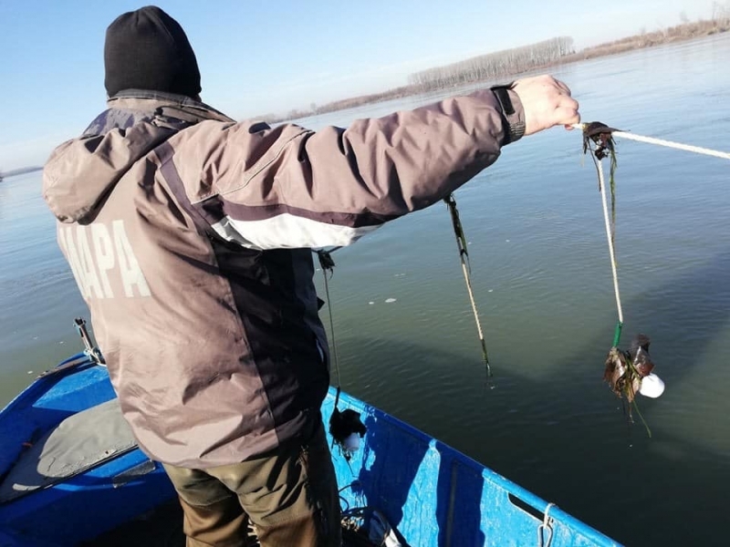 Два забранени риболовни уреда са били открити във водите на