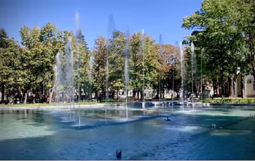 Водната площ в парка зад паметника на Христо Ботев във