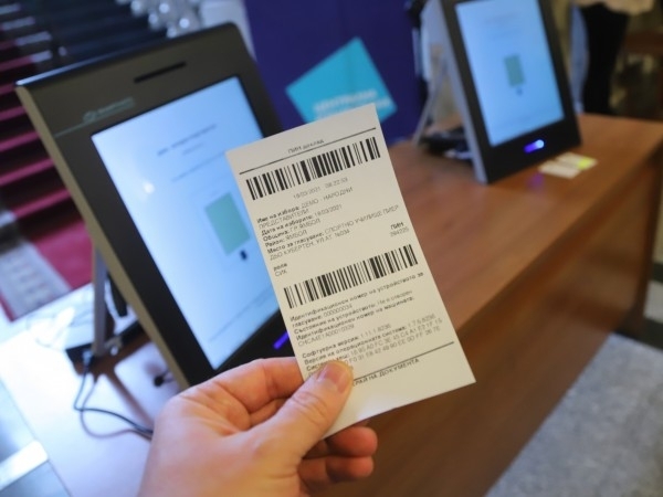 Жената изяла своята разписка от машинния вот не била доволна