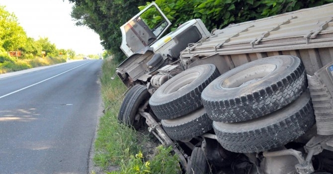 Камион се преобърна в канавка в Хасковско мъж е с опасност