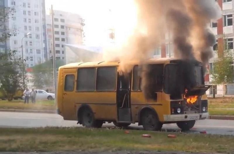 Автобус с деца се самозапали на прохода Предела, съобщи БНР.