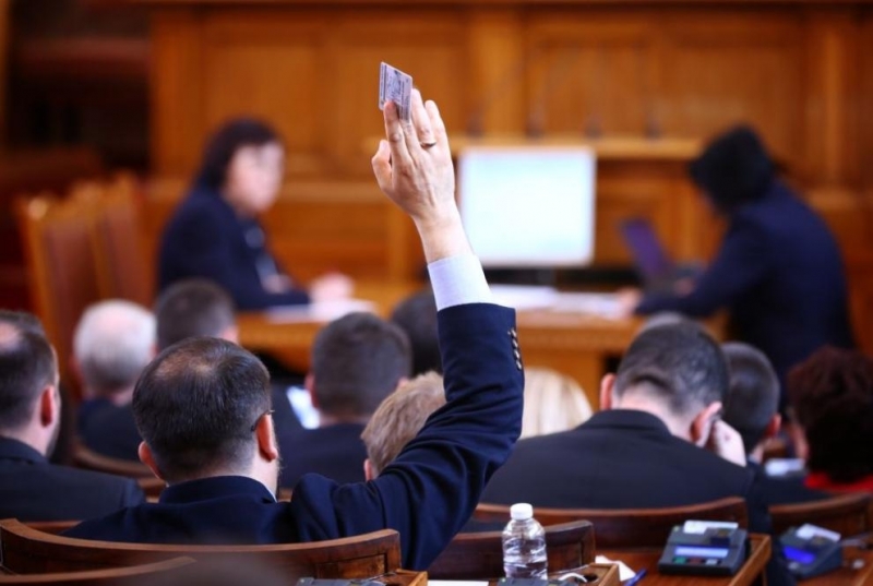 Парламентът гласува допълнение към правилника си за работа което дава