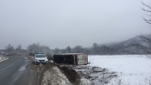 Тежкотоварен камион се е обърнал на международен път Е 79