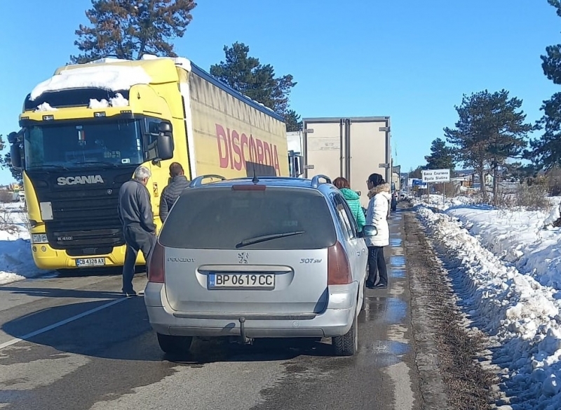 Блокада на пътя за Бяла Слатина! Закъсал ТИР и обърната фадрома предизвикаха километрични колони /снимки/