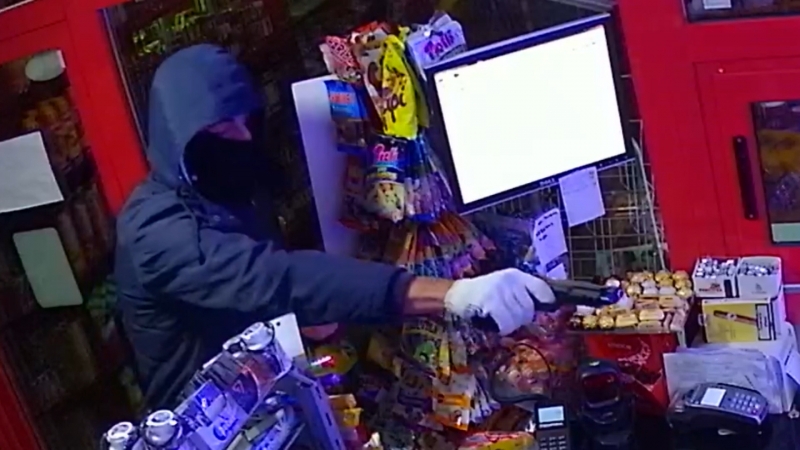 Маскиран мъж е заплашил продавачка и е отмъкнал оборота на