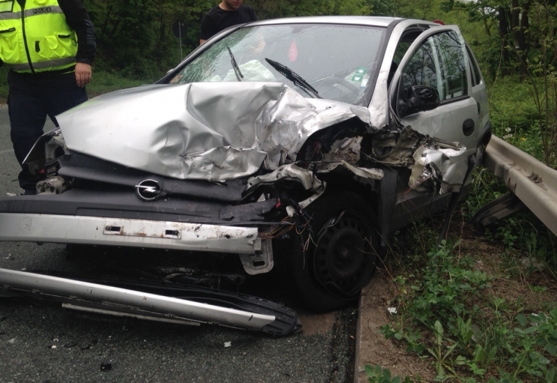 Катастрофа между две коли е станала вчера на пътя между