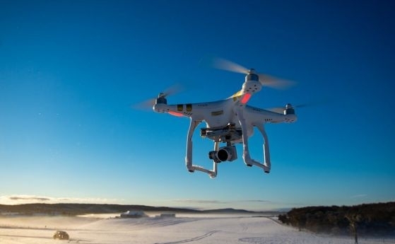 Три неидентифицирани дрона са забелязани в небето над военното подразделение