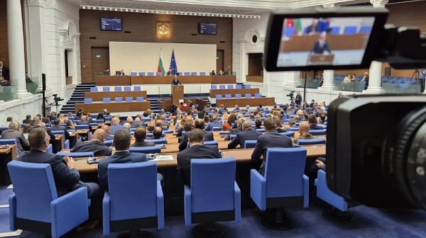 Депутатите влязоха в спор за боклука на София и статията за Борисов в "Уолстрийт джърнъл" /обзор/