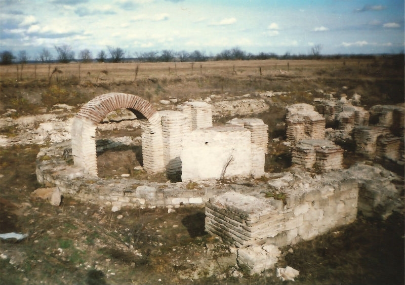 Иманярите вече търсят ценни предмети като копаят със строителна техника