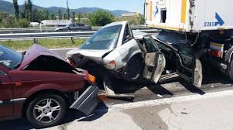 Верижна катастрофа затруднява движението край Горна Малина