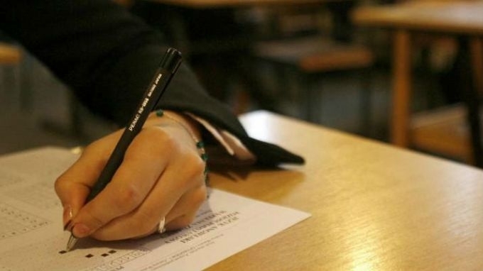 По тема номер 18 пишат интерпретативно съчинение или есе днес зрелостниците