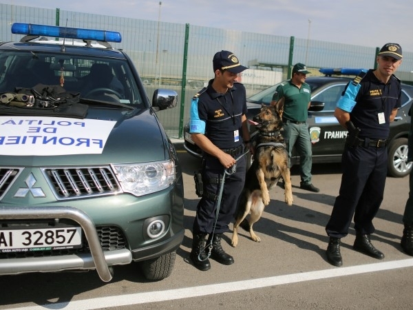 Румънската гранична полиция откри 11 мигранти, скрити в микробус, на