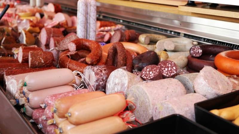 Задържаха жена опитала да открадне луканки пастърми и други скъпи