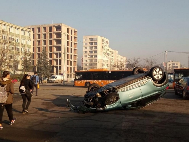 Катастрофирал електромобил стои обърнат на таван повече от 12 часа