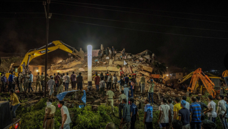 Над 60 души бяха извадени живи изпод руините на сграда