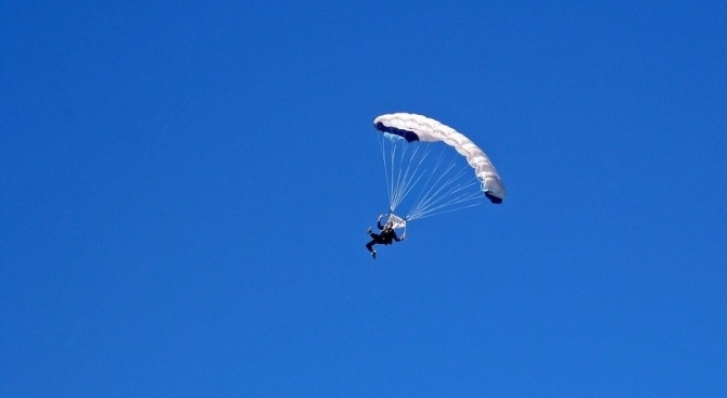 Две момичета са паднали върху покрив на заведение в Созопол
