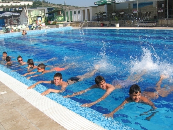 Община Мездра организира курсове по плуване за ученици от I