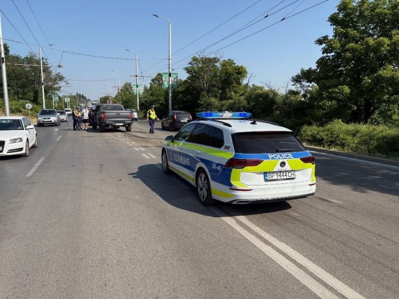 От последните минути! Мощен пикап наниза две коли във Враца, трафикът е затруднен /снимки/