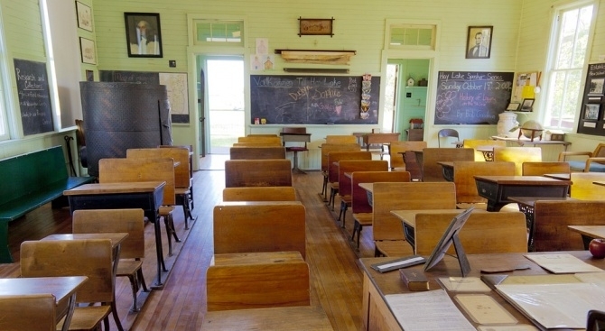 Учителката удря ученици с кошче за боклук по време на