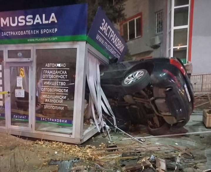 Шофьор катастрофира тежко с "Ауди" във Видин, научи BulNews.
Пътният инцидент