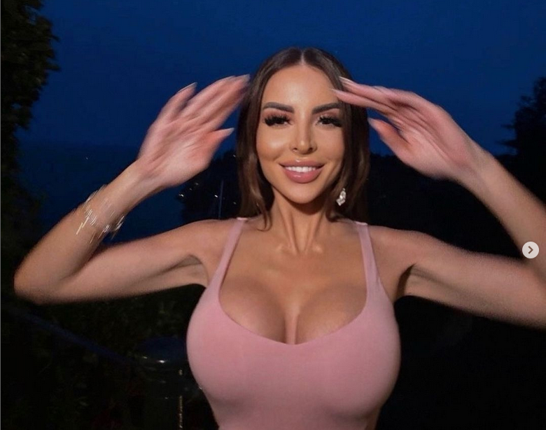 Сексапилната журналистка Мария Луиза Якобели за пореден път разпали страстите