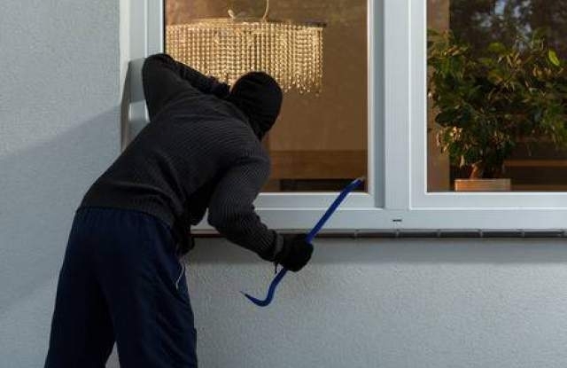 Апаш е отмъкнал 300 лева и дебитна карта от къща