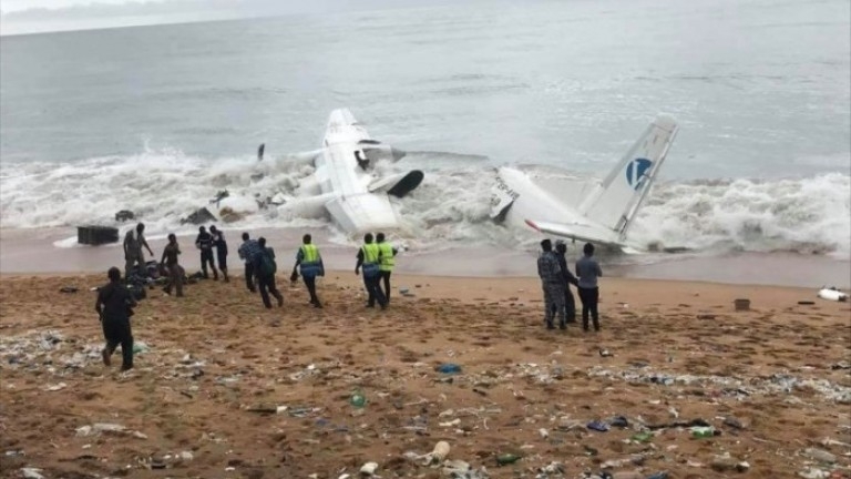 Самолет катастрофира до крайбрежието на Кот д'Ивоар малко след излитането