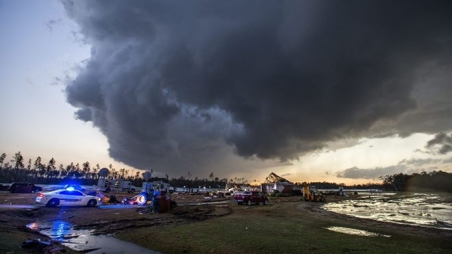 Бури които образуваха десетки торнада отнеха живота на най малко