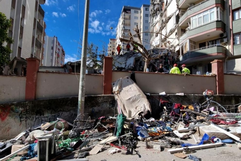 Българските спасители от Планинската спасителна служба издирват оцелели изпод отломките
