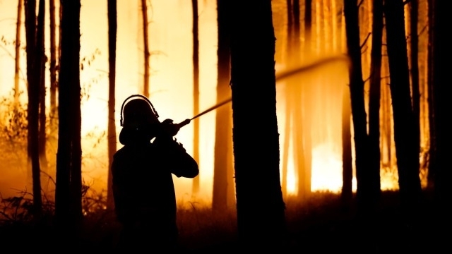 Пожарникар загина в огнената стихия в Лосасио в Северозападна Испания