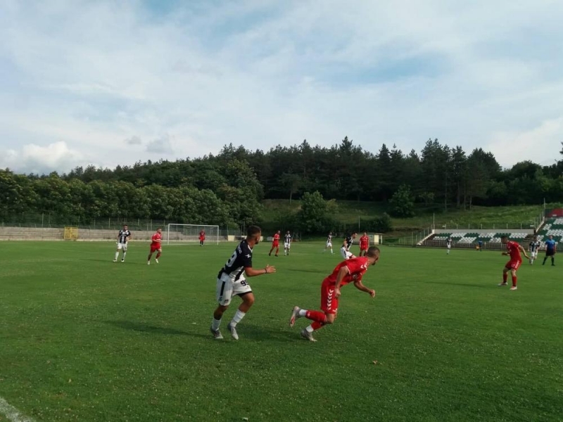 Локомотив Мездра загуби от Вихър Славяново в първата си контрола