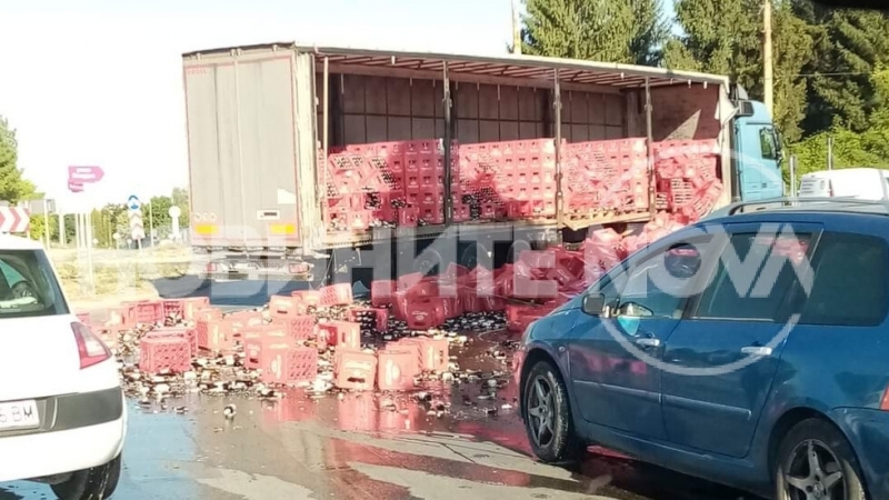 Тежкотоварен автомобил разпиля товара си на кръгово кръстовище във Велико