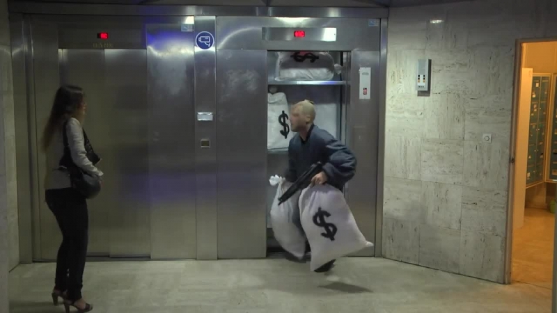 Петима въоръжени бандити ограбиха клон на Бинбанка в Москва за