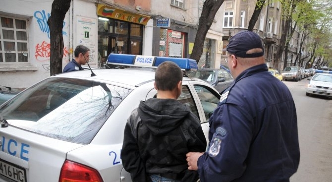 Младеж опита да изхвърли канабис пред очите на полицаи във