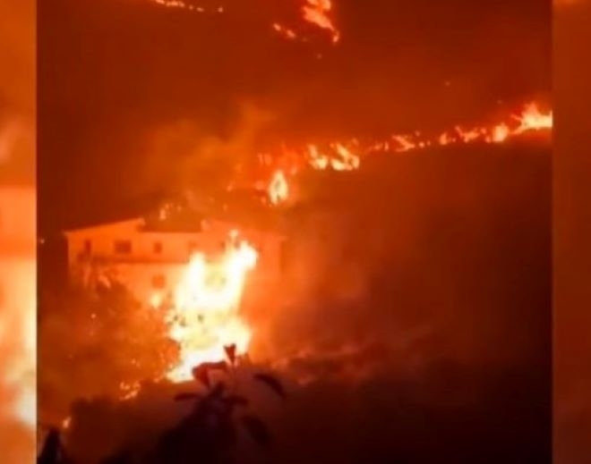 Две жертви и 700 евакуирани туристи в Сицилия заради пожар