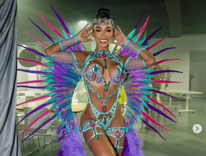 Отдавна не сме ви срещали с шоколадената красавица Вирджиния Санхаус Момата