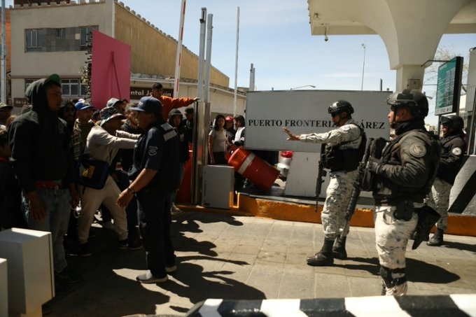 Стотици хора се опитаха да щурмуват американско мексиканската граница в неделя