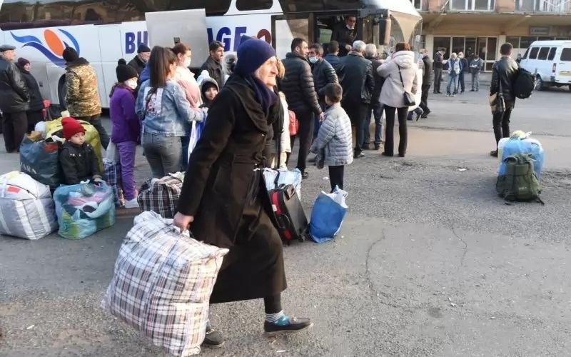 Конфликтът в Нагорни Карабах: Хиляди избягали искат да се върнат у дома