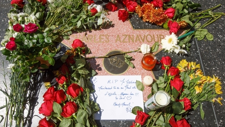 Франция отдаде почит на починалия в понеделник Шарл Азнавур един