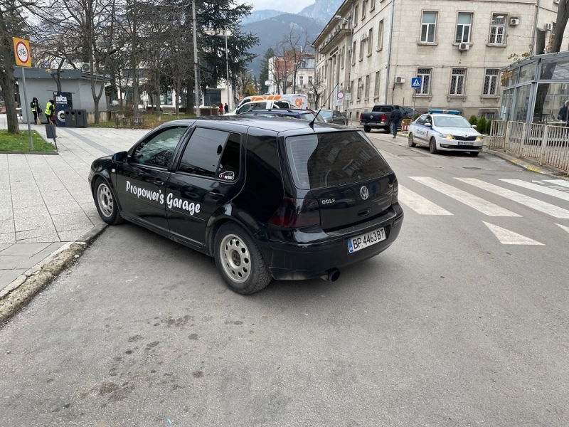 Шофьор заряза колата си на пешеходна пътека в центъра на