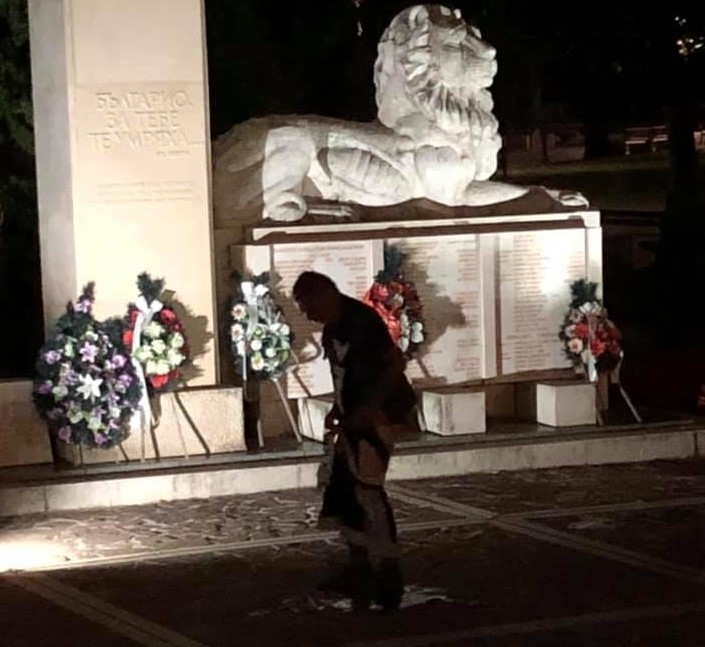 Потрес! Мъж се изходи по голяма нужда пред паметник в Монтана /снимки/
