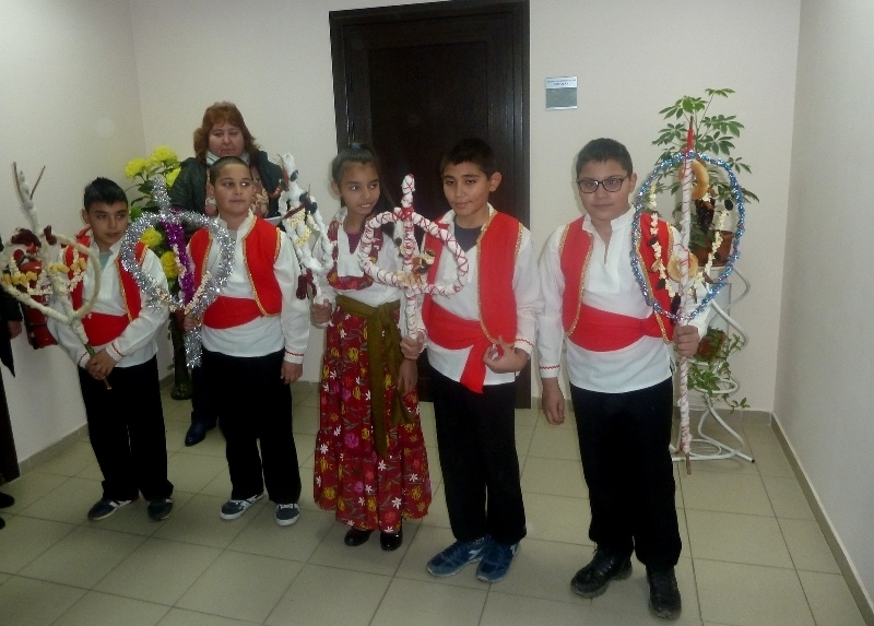 Днес в общинска администрация Борован посрещнаха сурвакари от 5 клас