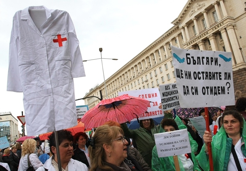 След серия протести на медицински сестри на 10 април правителството