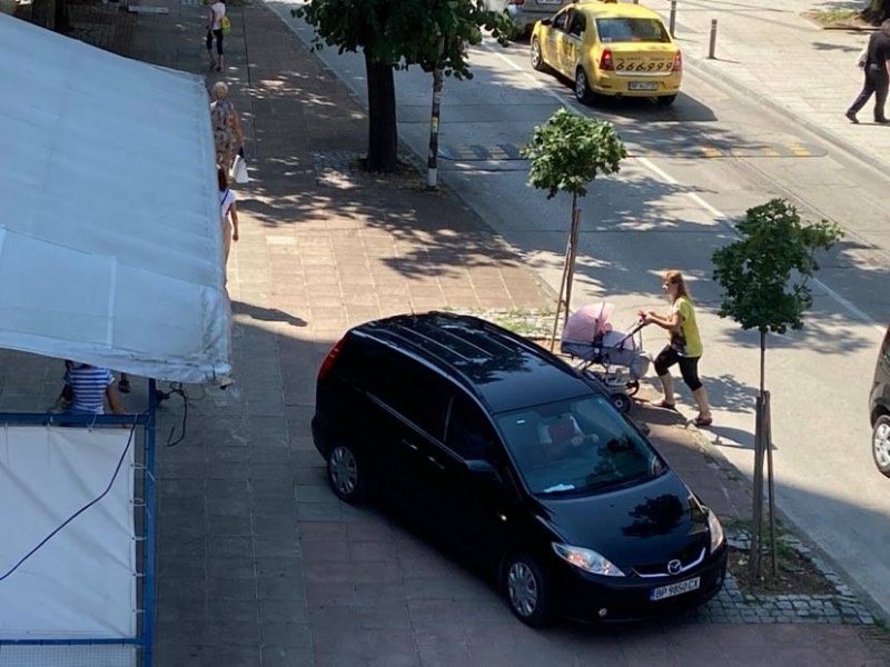 Шофьор паркира на пешеходната зона в центъра на Враца посред
