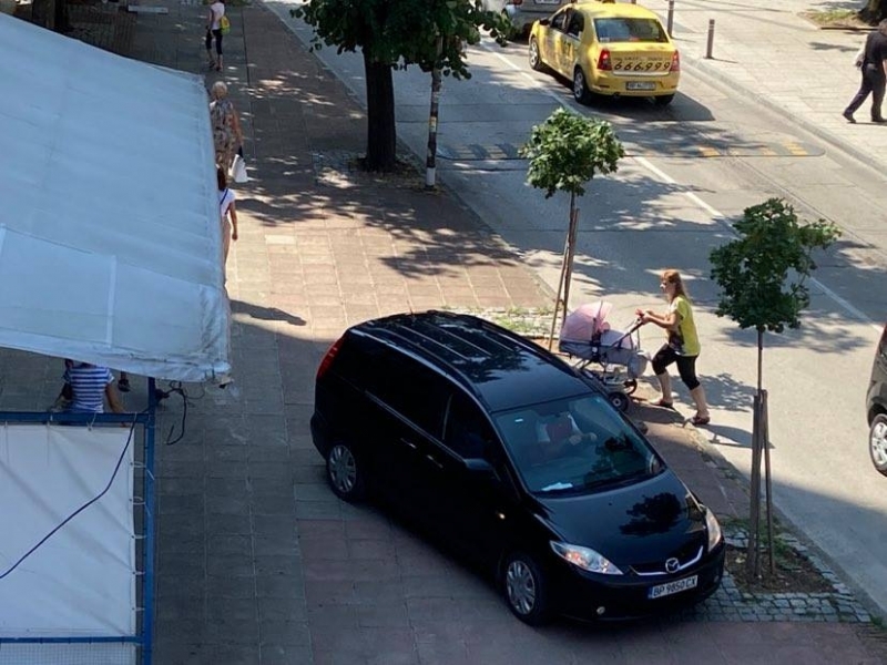 Типично по врачански! Мързелив шофьор паркира на пешеходната зона в центъра на града /снимки/