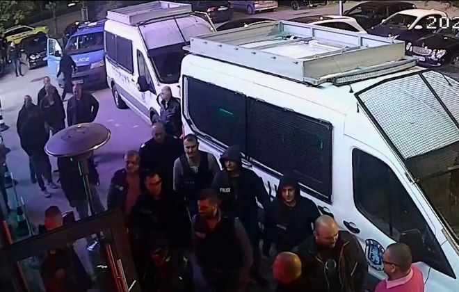 Безпрецедентен обиск на клиенти в нощно заведение в Пловдив. Полицията затвори