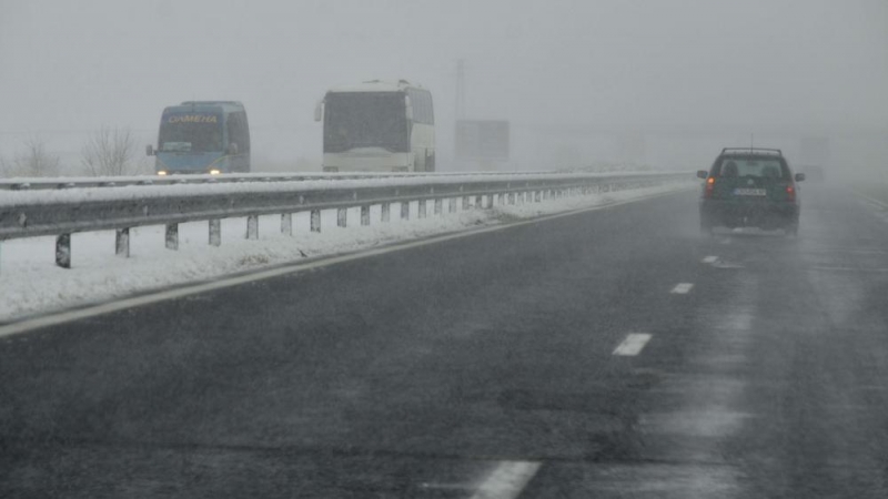 Пътните настилки са предимно сухи на места мокри а в
