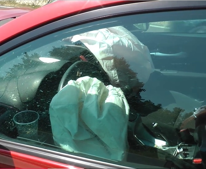 Загина 66 годишен мъж при челен сблъсък между два товарни буса