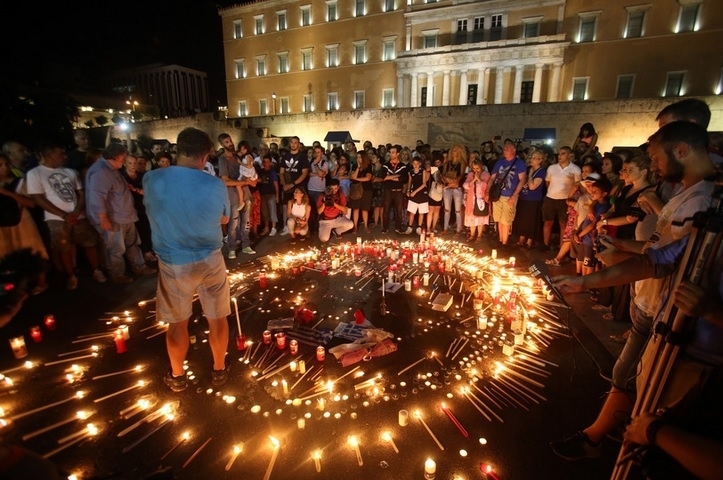 Стотици се събраха в понеделник вечерта пред гръцкия парламент на